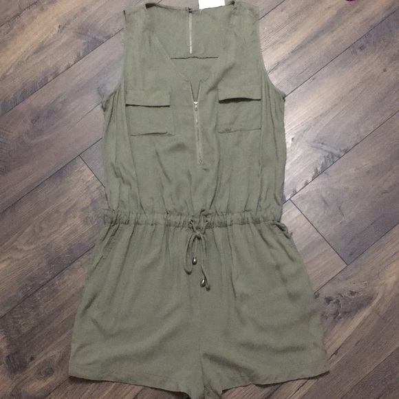 Olive & Oak Dresses & Skirts - Olive + Oak Romper - Size L